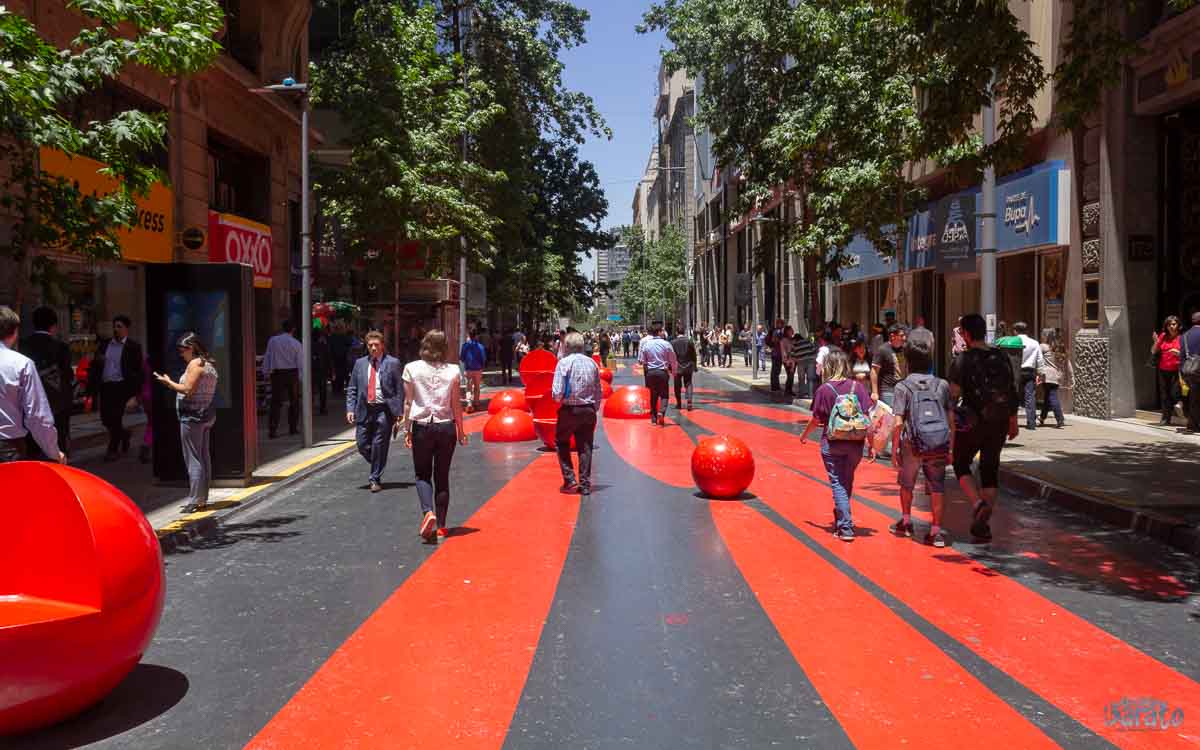 Rua colorida em Santiago