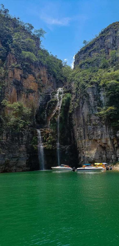 Cachoeira no Lago de Furnas em Capitólio