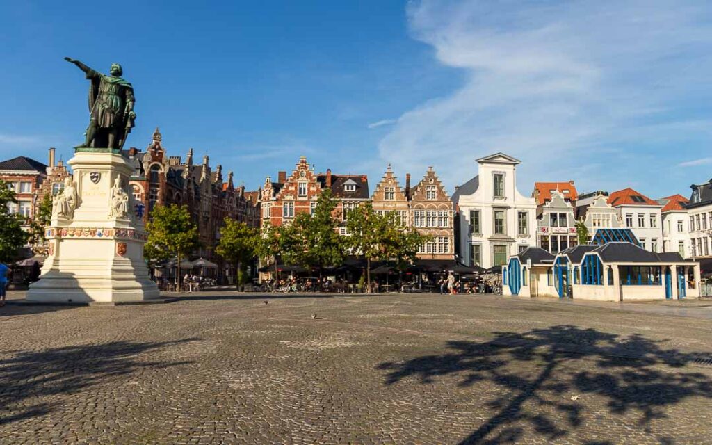 Praça Vrijdagmarkt em Gante